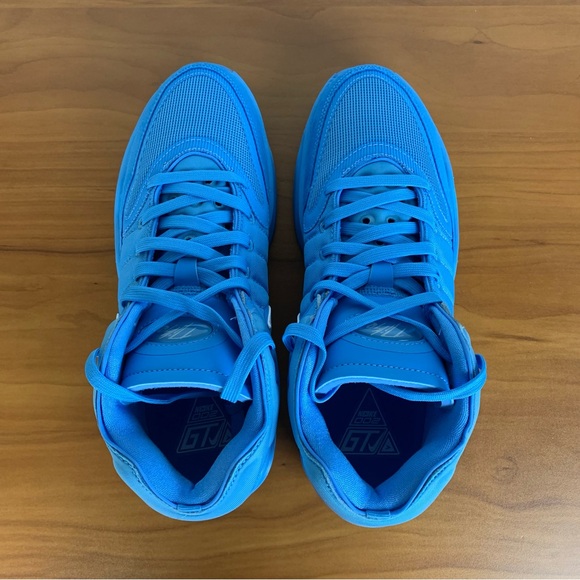 Athletic_Shoes